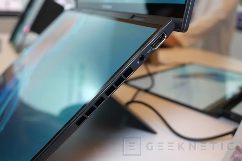 Geeknetic Nuevo portátil ASUS ZenBook Duo 2024 con dos pantallas de tamaño completo y procesadores Intel Core Ultra 9 3
