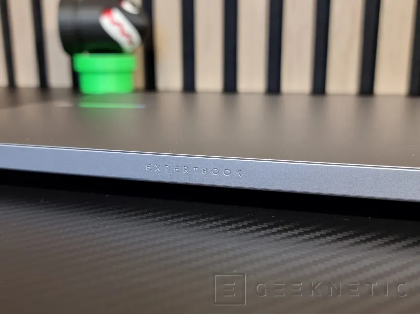 Geeknetic ASUS Expertbook P5 P5405CSA Review con Core Ultra 7 258V 1