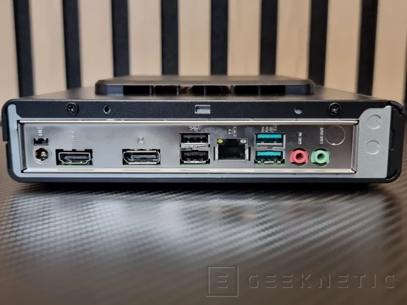 Geeknetic PCSpecialist AZENA 1L Review 5