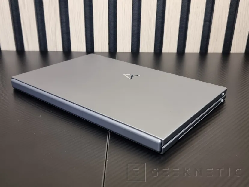 Geeknetic ASUS ZenScreen Fold OLED MQ17QH Review 1