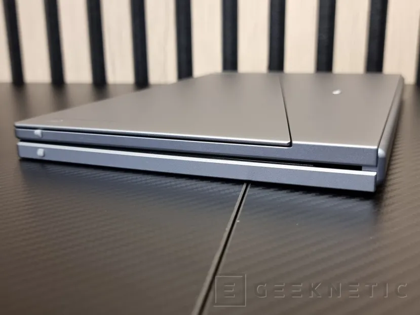 Geeknetic ASUS ZenScreen Fold OLED MQ17QH Review 2