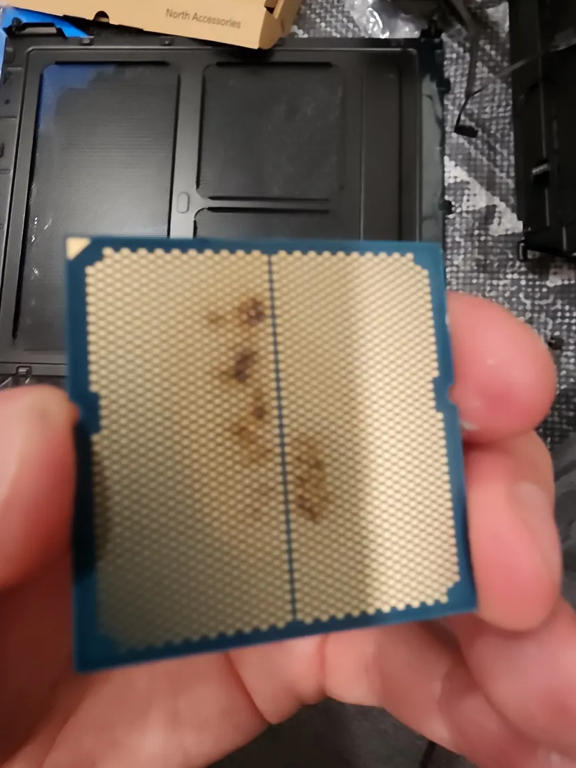 Geeknetic Un usuario reporta problemas de quemados en un AMD Ryzen 9800X3D, MSI trabaja con AMD para investigar este problema 1