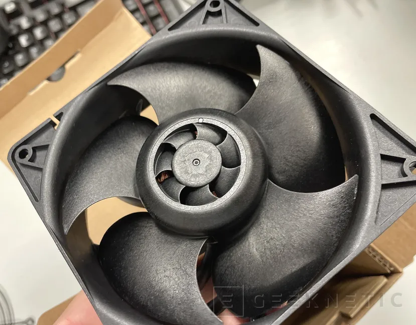 Geeknetic Arctic S12038-8K Server Fan Review 7