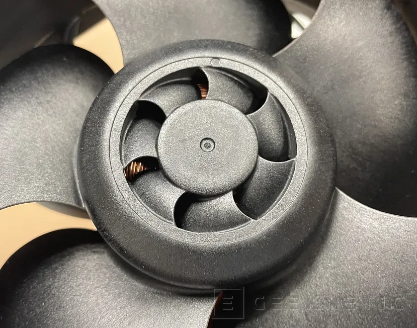 Geeknetic Arctic S12038-8K Server Fan Review 8