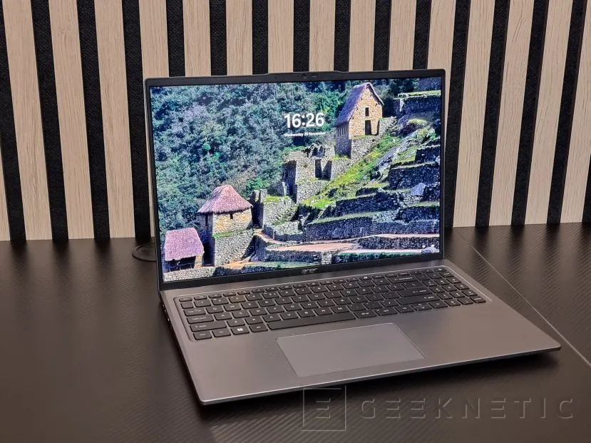 Geeknetic Acer Swift Go 16 OLED SFG16-72 Review 9