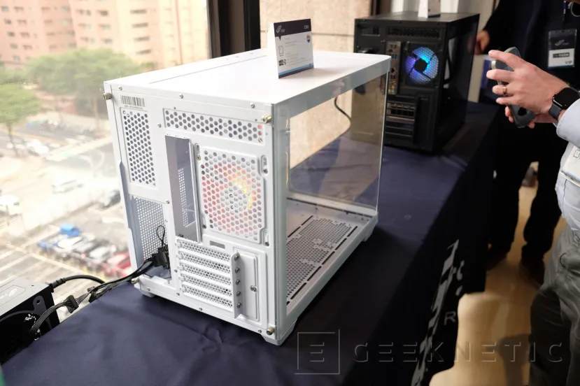 Geeknetic FSP sorprende con nuevas fuentes de 2500W, Cajas de doble cristal y RLs de 480mm 30