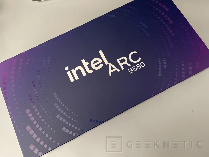 Geeknetic Unboxing de la Intel Arc B580 Limited Edition 1