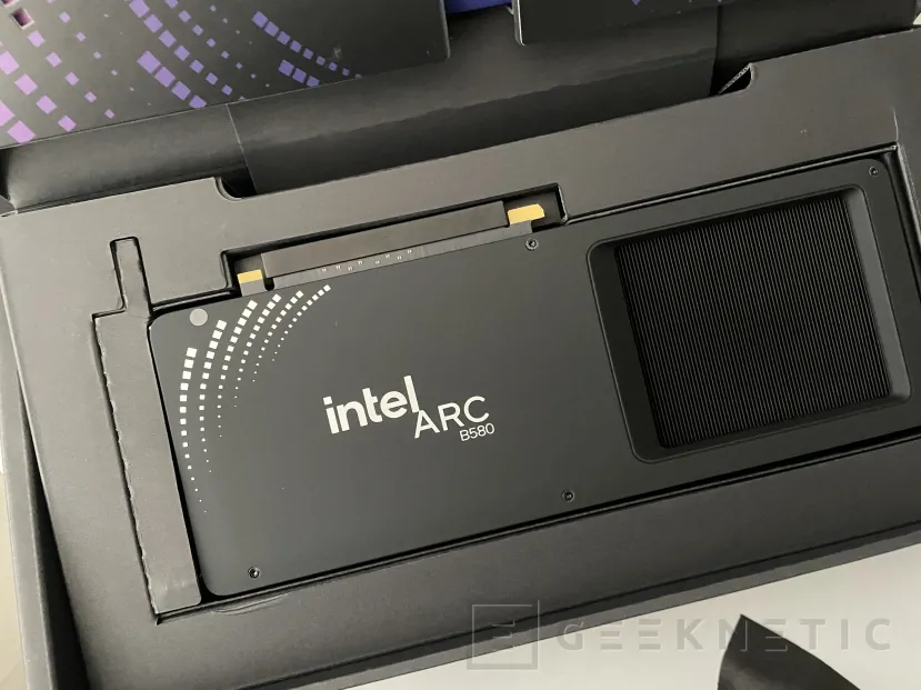 Geeknetic Unboxing de la Intel Arc B580 Limited Edition 2