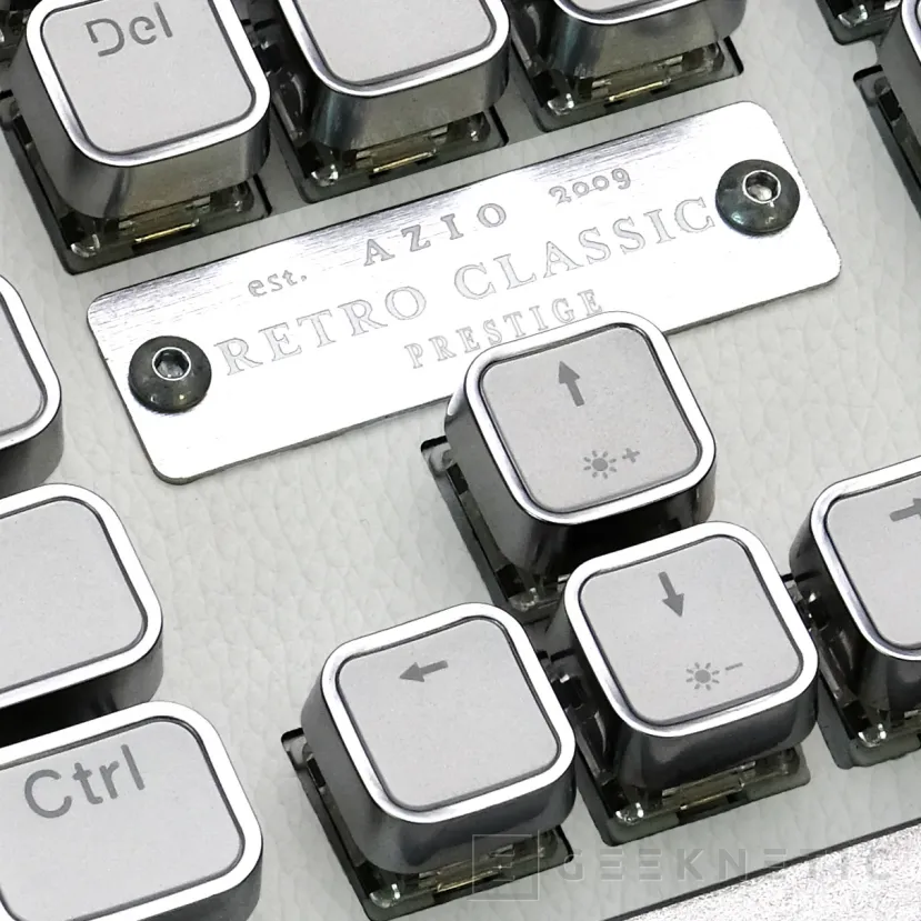 Geeknetic AZIO presenta su nueva serie de teclados RC Prestige con acabados en madera o cuero y teclas retroiluminadas a juego 1