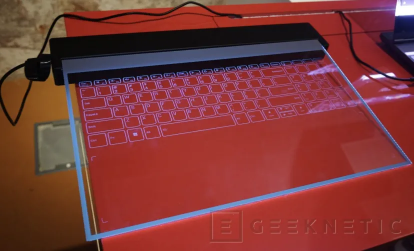 Geeknetic Así luce el Portátil con pantalla MiniLED Transparente de Lenovo 4