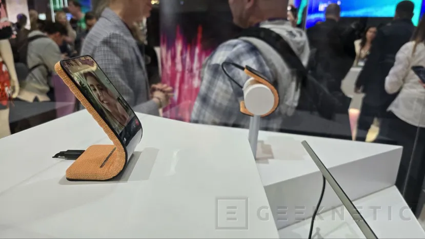 Geeknetic Motorola presenta su Brazófono, un concepto de teléfono con pantalla flexible que se adapta a tu brazo 1