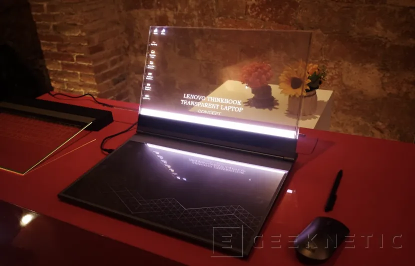 Geeknetic Así luce el Portátil con pantalla MiniLED Transparente de Lenovo 3