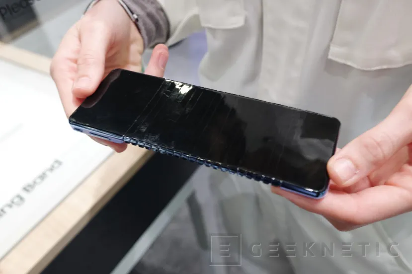 Geeknetic Samsung ha enseñado su concepto de teléfono con pantalla flexible ideal para llevar en tu muñeca 2