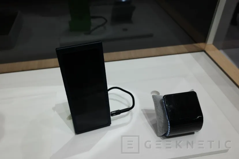 Geeknetic Samsung ha enseñado su concepto de teléfono con pantalla flexible ideal para llevar en tu muñeca 1