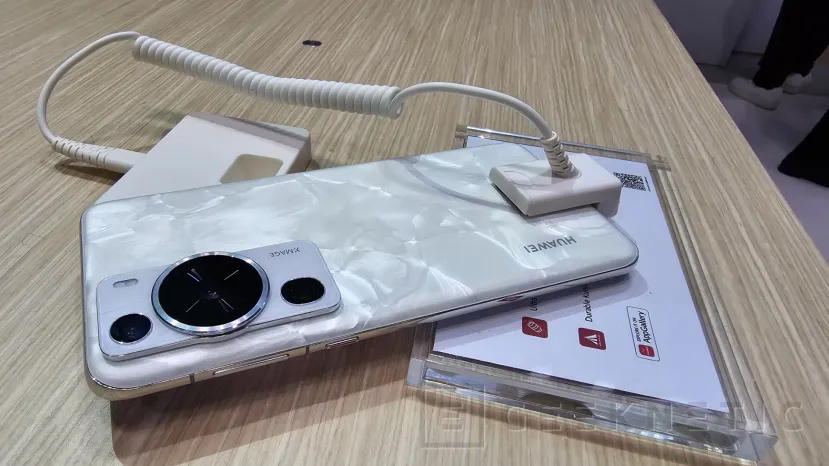 Geeknetic Huawei ha mostrado este MWC el Mate 60 RS Limited Edition, un móvil con el procesador propio Kirin 9000S 2