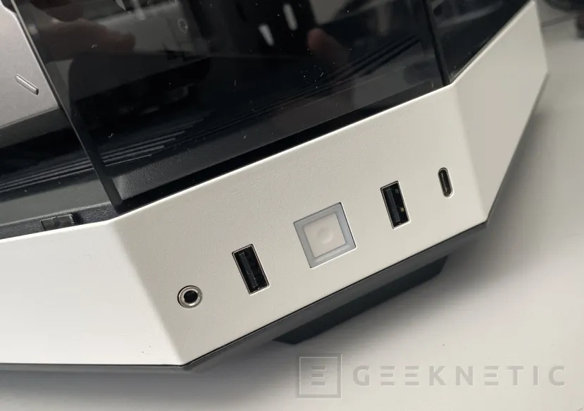 Geeknetic HYTE Y60 White Review 11