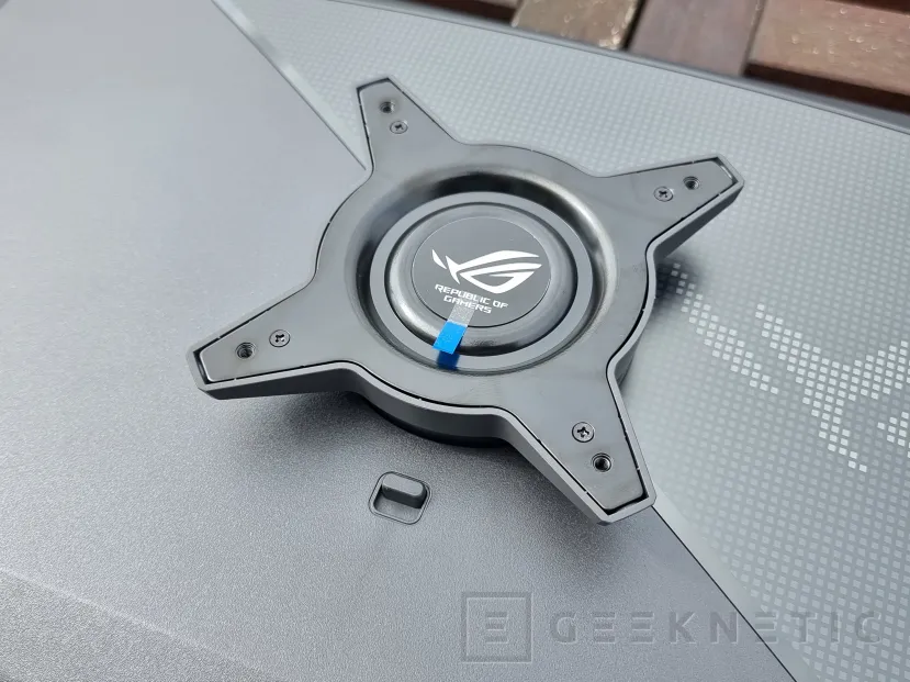 Geeknetic ASUS ROG Swift OLED PG32UCDM Review 8