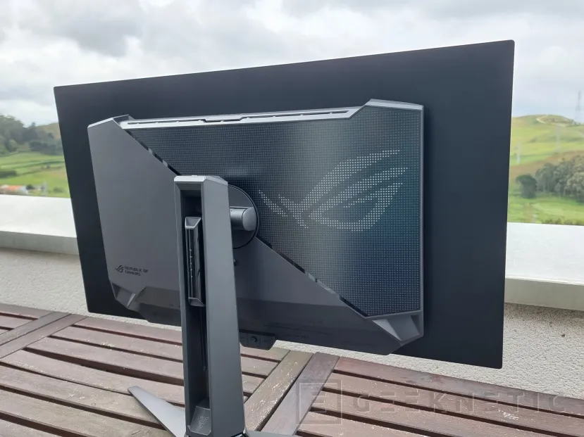 Geeknetic ASUS ROG Swift OLED PG32UCDM Review 1