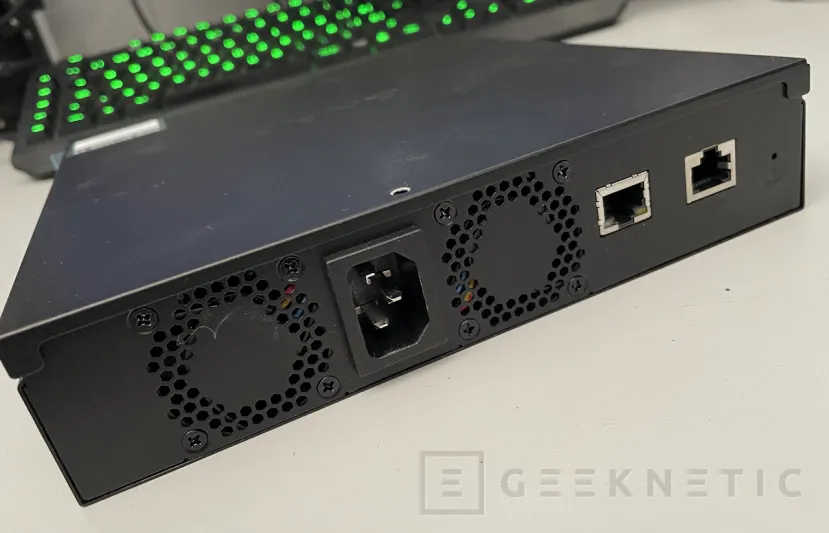 Geeknetic QNAP QSW-M7308R-4x Review 4