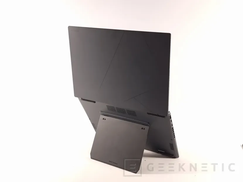 Geeknetic ASUS Zenbook Duo 2024 UX8406 Review 13
