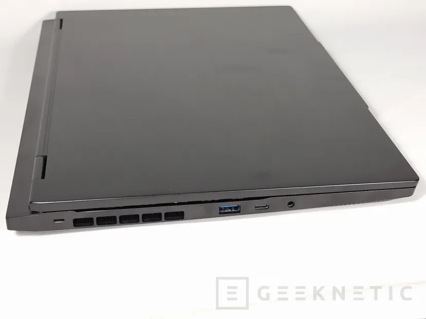 Geeknetic PCSpecialist Ionico 15 S Review con Ryzen 7 8845HS 4