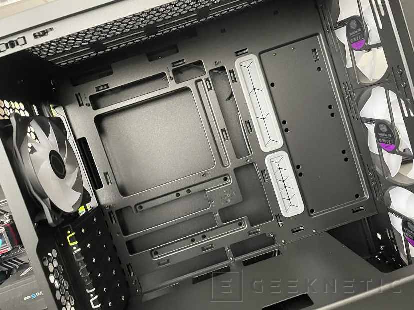 Geeknetic Cooler Master MASTERBOX 600 Review 3