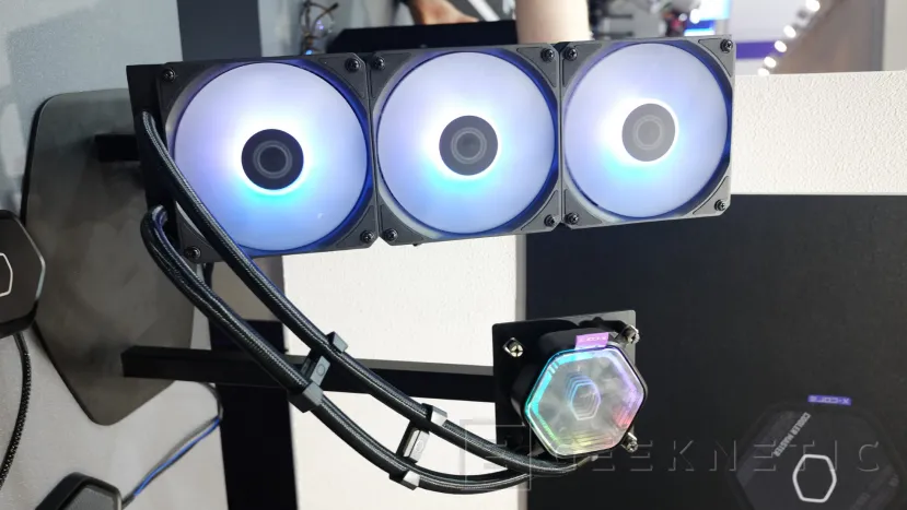 Geeknetic Cooler Master muestra sus modelos de RL AiO con pantalla LCD, cabezal con doble cámara y nuevos ventiladores con marco hueco 4