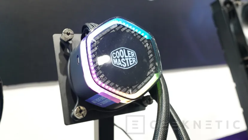 Geeknetic Cooler Master muestra sus modelos de RL AiO con pantalla LCD, cabezal con doble cámara y nuevos ventiladores con marco hueco 1