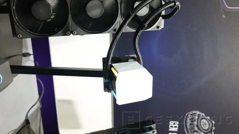 Geeknetic Cooler Master muestra sus modelos de RL AiO con pantalla LCD, cabezal con doble cámara y nuevos ventiladores con marco hueco 3