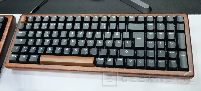 Geeknetic Los Sharkoon Skiller SGK50 son los primeros teclados mecánicos fabricados en madera que se fabricarán en masa 3