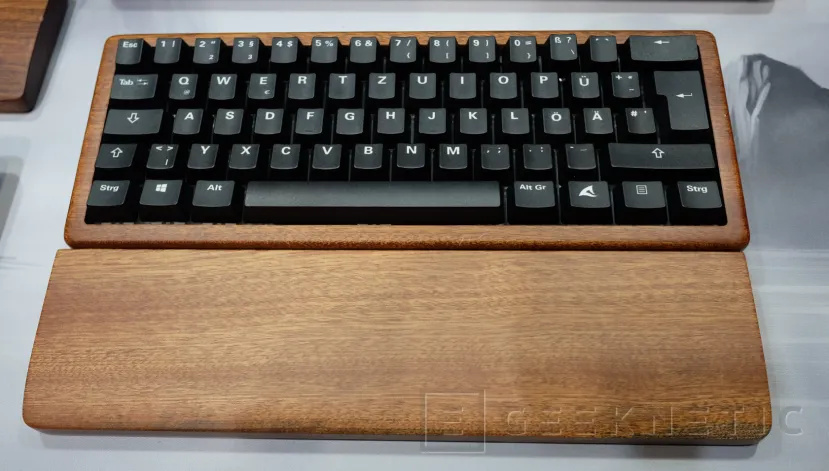 Geeknetic Los Sharkoon Skiller SGK50 son los primeros teclados mecánicos fabricados en madera que se fabricarán en masa 1