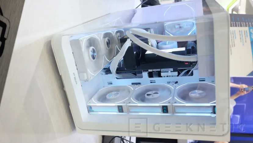 Geeknetic Nuevas cajas FSP con visión panorámica, en color blanco y con ventiladores que muestran las RPM 4