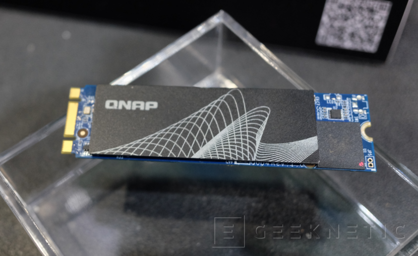 Geeknetic QNAP enseña en Computex 2024 sus nuevas soluciones con USB4, 25 GbE, y NPUS externas para IA 3