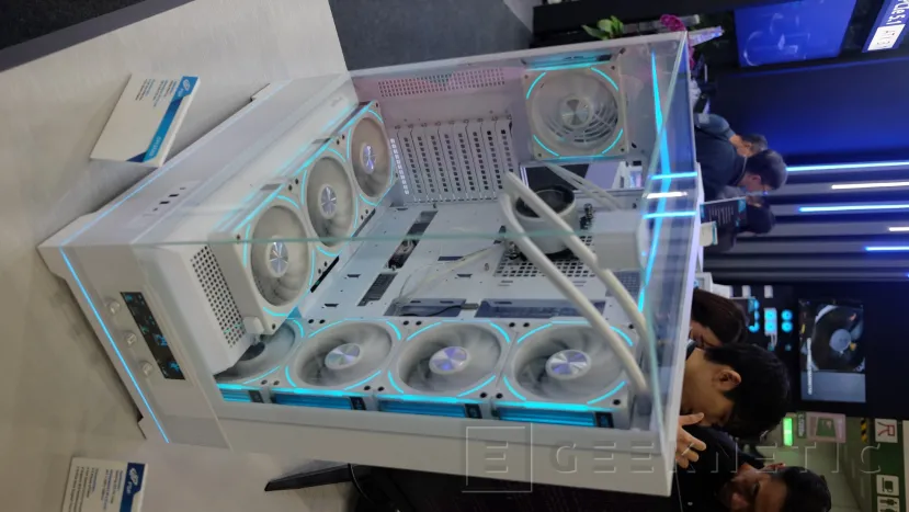 Geeknetic Nuevas cajas FSP con visión panorámica, en color blanco y con ventiladores que muestran las RPM 3