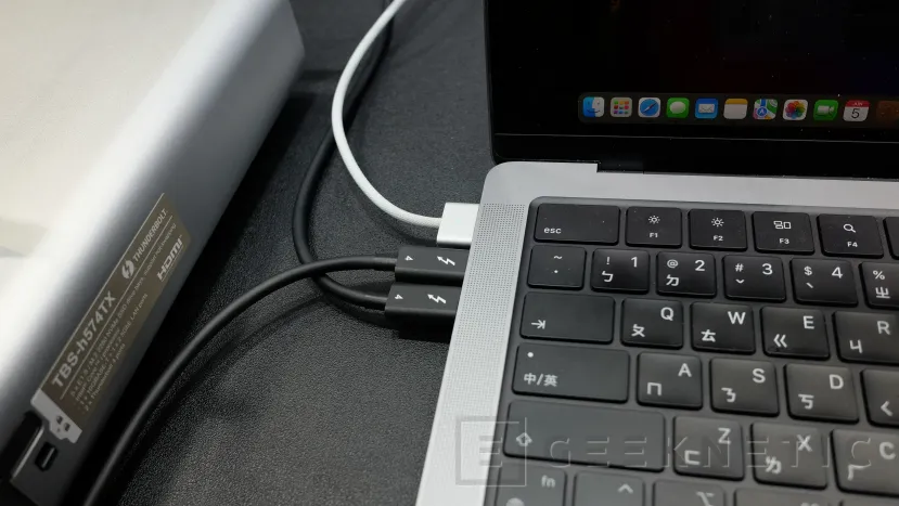 Geeknetic El QNAP NASBook TBS-h574TX es capaz de combinar sus dos puertos Thunderbolt 4 para maximizar el ancho de banda 2