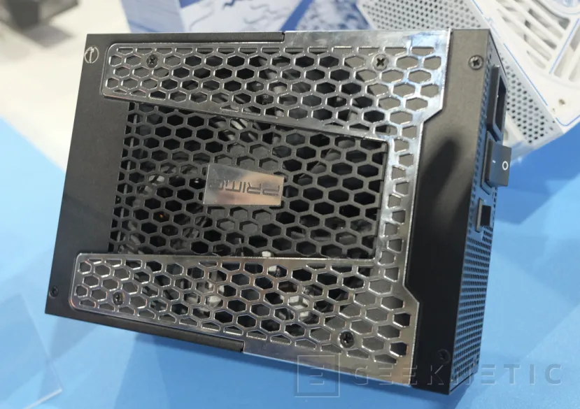 Geeknetic 2.200 W de potencia y 80 PLUS Platinum en la nueva fuente ATX 3.1 Seasonic Prime PX-2200 2