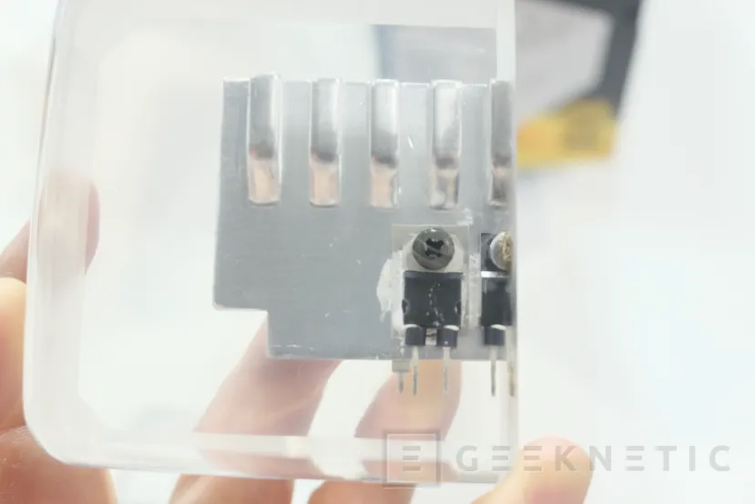 Geeknetic El diseño OptiSink de Seasonic utiliza un nuevo PCB para mejorar la disipación de los MOSFET en mucho menos espacio 2