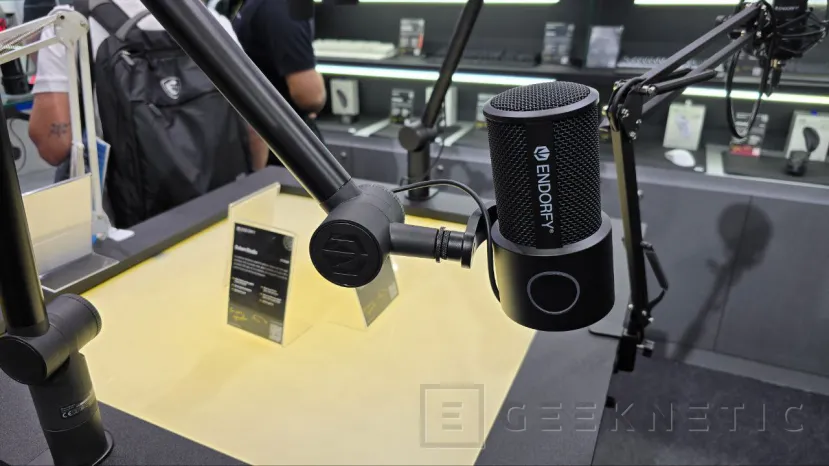 Geeknetic El fabricante Endorfy ofrece en su catálogo Micrófonos con brazo, de sobremesa y set de auriculares 1
