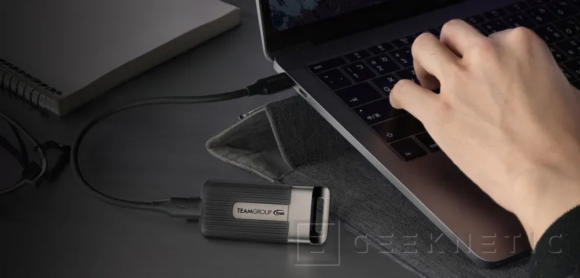 Geeknetic Teamgroup lanza un nuevo Mini SSD Externo de 22 gramos con hasta 4 TB y 2000 MB/s  2