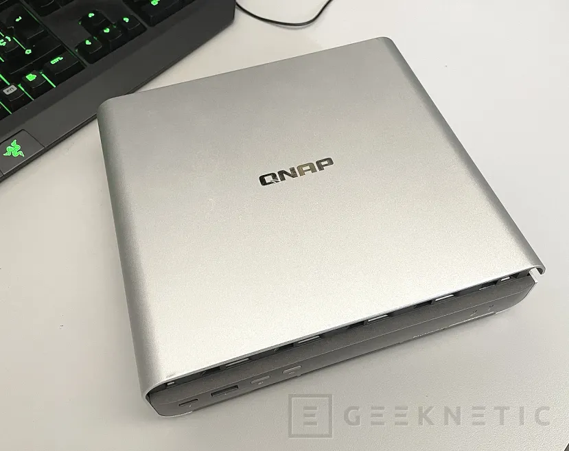 Geeknetic QNAP NASBook TBS-h574TX Review 1