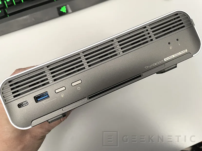 Geeknetic QNAP NASBook TBS-h574TX Review 12