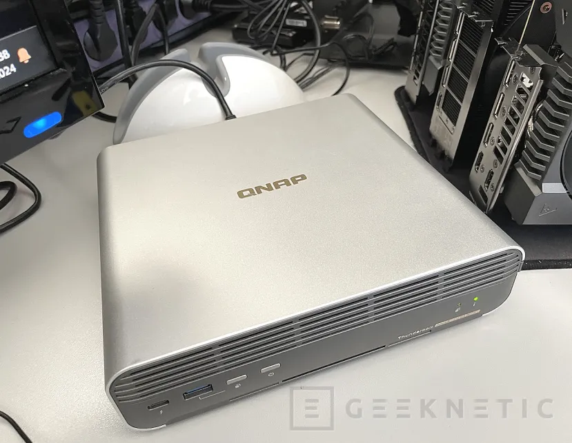 Geeknetic QNAP NASBook TBS-h574TX Review 13