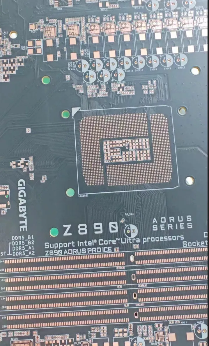 Geeknetic Aparece una placa Gigabyte sin terminar con el nombre del chipset Z890 y compatible con los Intel Core Ultra 1