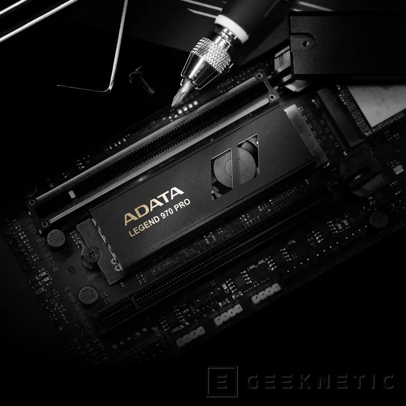 Geeknetic Nuevo SSD ADATA 970 PRO que alcanza 14000 MB/s de lectura que incluye disipador de aluminio y ventilador  1