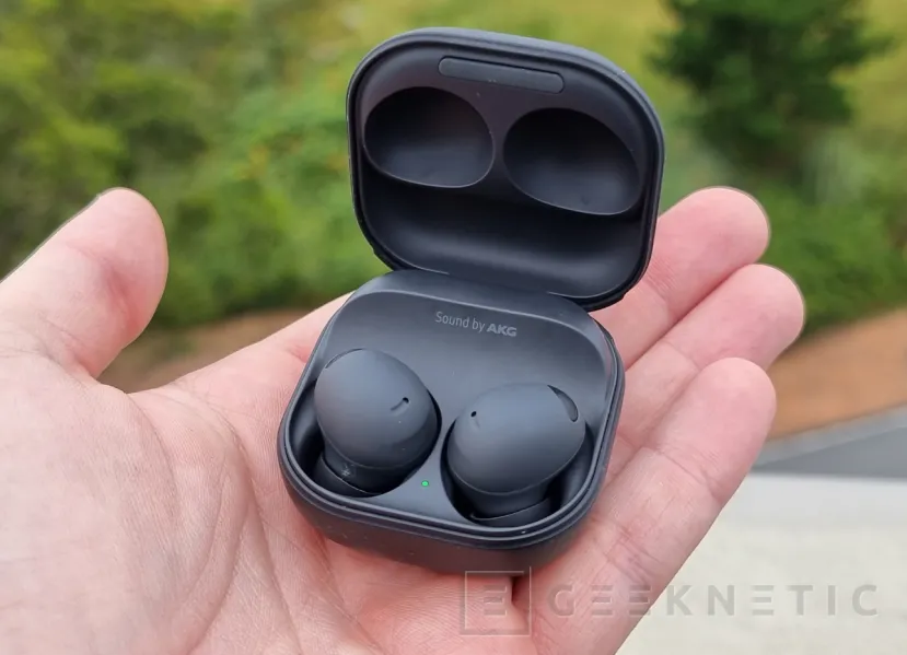 Geeknetic Se filtran imágenes de los próximos Samsung Galaxy Buds3 Pro con un diseño similar a los AirPods de Apple 2