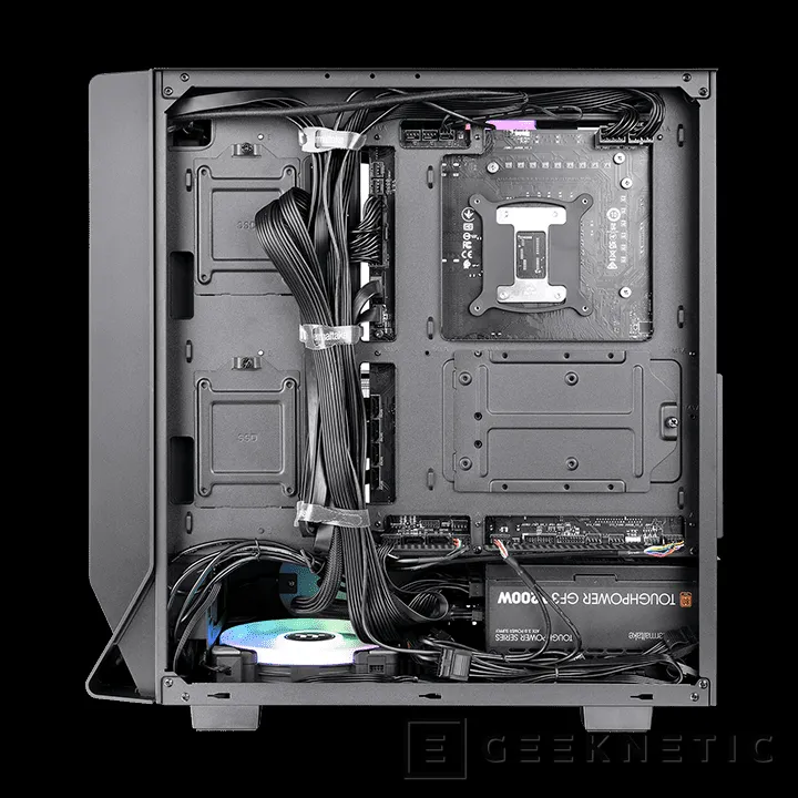 Geeknetic Nueva caja Thermaltake Ceres 350 MX compatible con placas con conectores ocultos 4