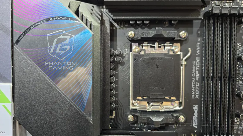 Geeknetic ASRock ha mostrado 6 modelos de placas con chipset X870/X870E durante este Gamescom 9