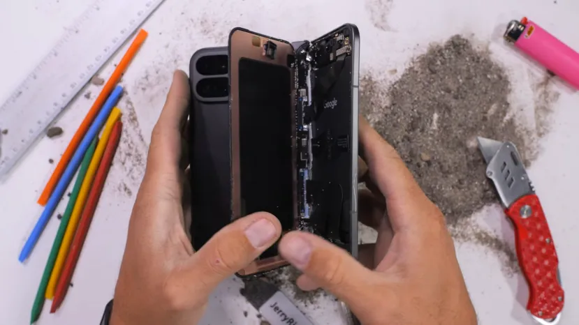 Geeknetic El Google Pixel 9 Pro Fold rompe su pantalla en el test de flexión de JerryRigEverything 1