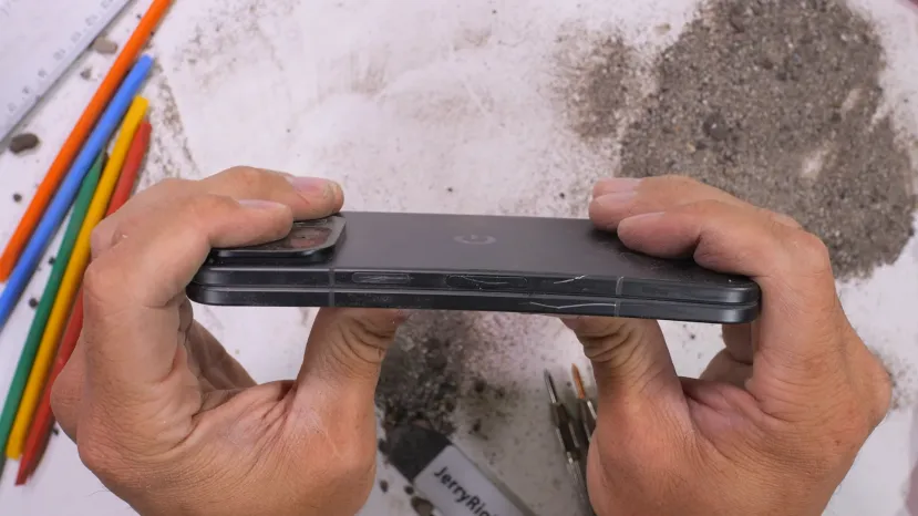 Geeknetic El Google Pixel 9 Pro Fold rompe su pantalla en el test de flexión de JerryRigEverything 2