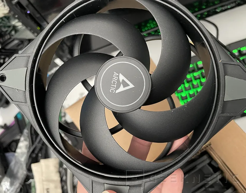 Geeknetic Arctic P14 Max Fan Review 4